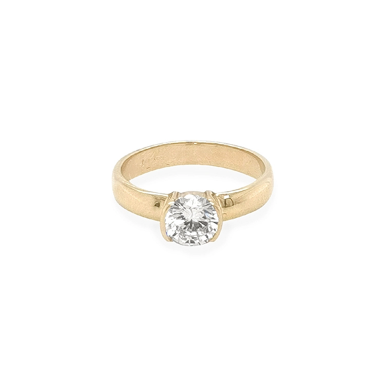 Nhẫn đính hôn bằng vàng với đá zircon