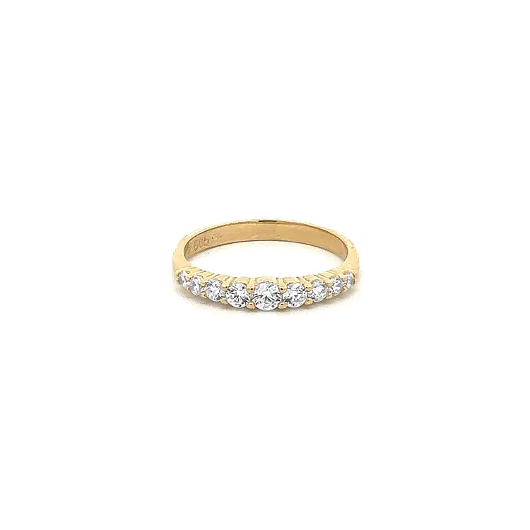 Nhẫn vàng với hàng đá zircon