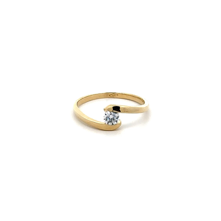 Nhẫn đính hôn bằng vàng với đá zircon