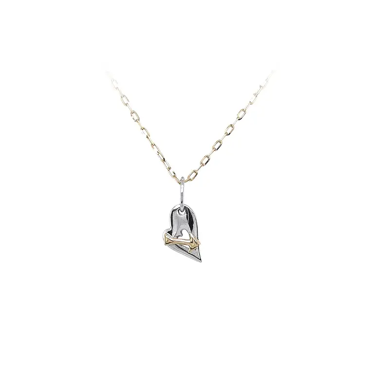 Mặt dây chuyền vàng hình trái tim bị mũi tên xuyên qua