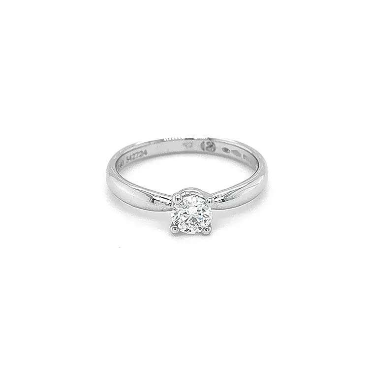 Nhẫn đính hôn bằng vàng có kim cương