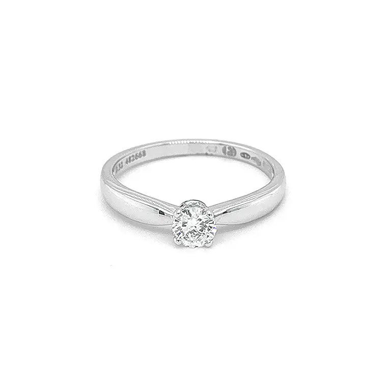 Nhẫn đính hôn bằng vàng có kim cương