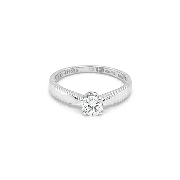 Nhẫn đính hôn bằng vàng có kim cương