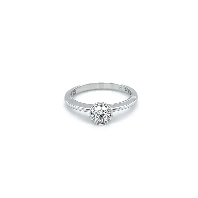 Nhẫn đính hôn bằng vàng có kim cương