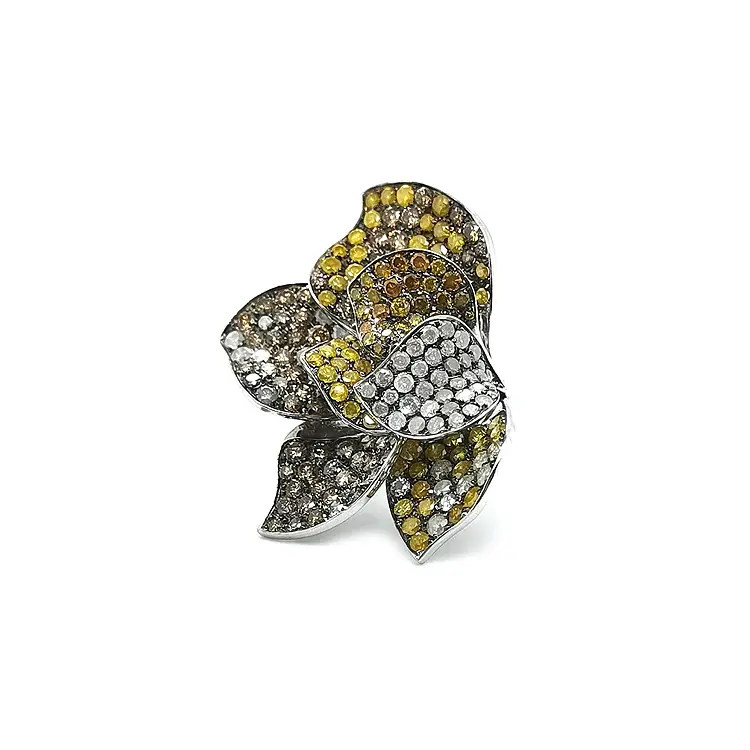 Nhẫn vàng đính kim cương màu