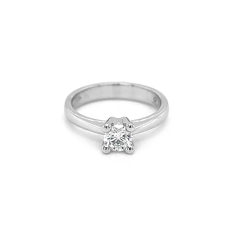 Nhẫn đính hôn bằng vàng có kim cương