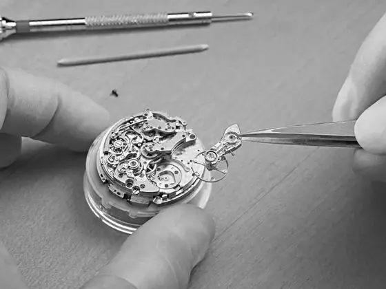 4. Lắp ráp vỏ máy và máy.