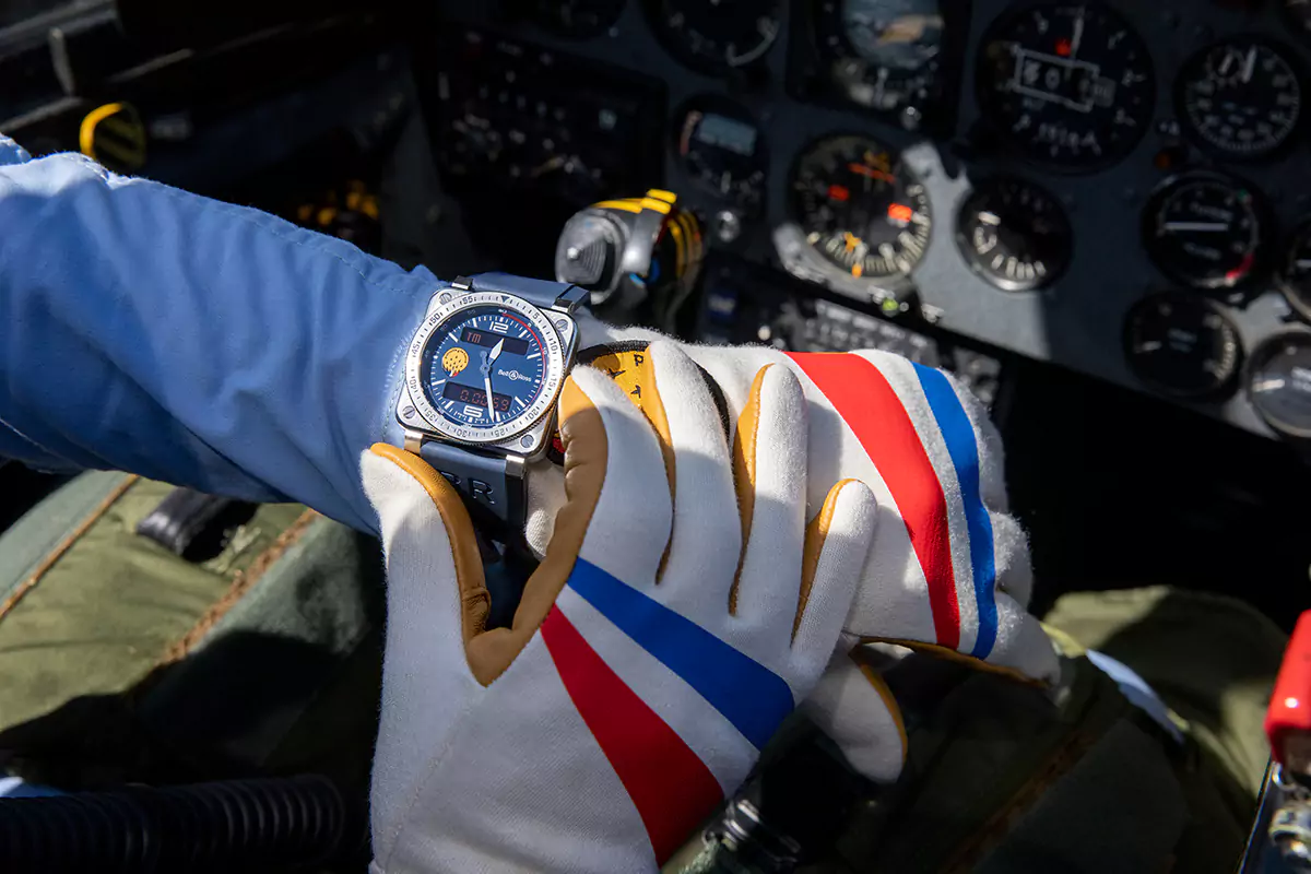 BR 03 Type A Patrouille de France: Màn trình diễn nhào lộn trên không giữa Bell & Ross