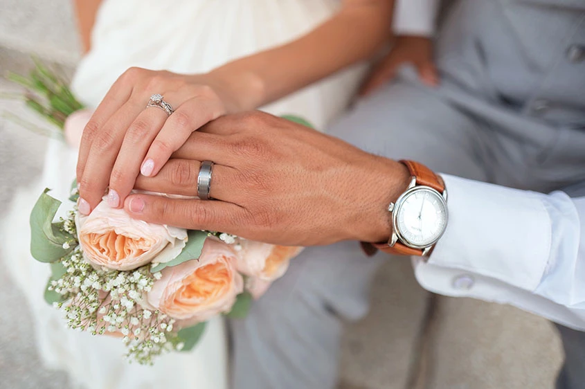 Nhẫn cưới và nhẫn đính hôn như biểu tượng của tình yêu và sự trung thành